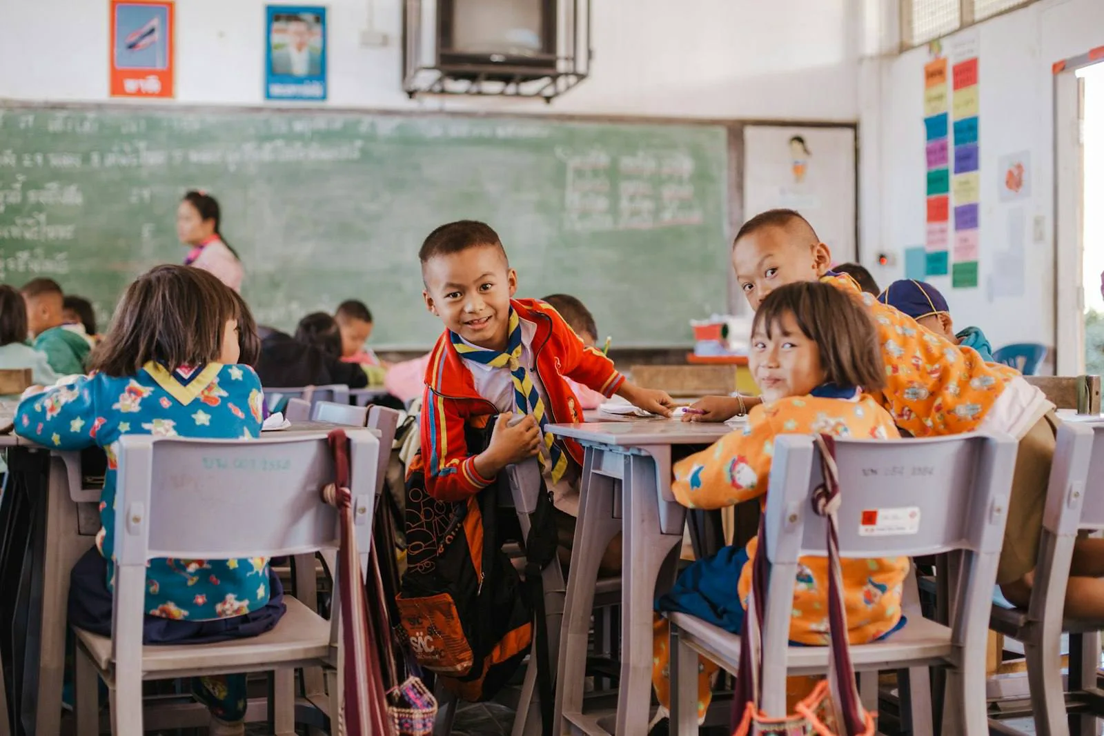 Siswa belajar bersama di ruang kelas